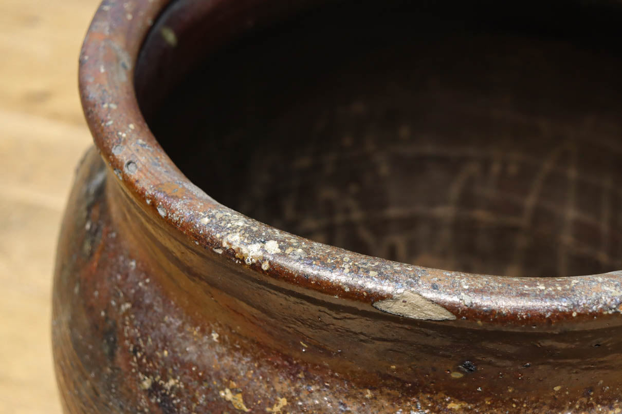 山野草が映えそうな素朴な雰囲気が魅力的な壺　DC8239