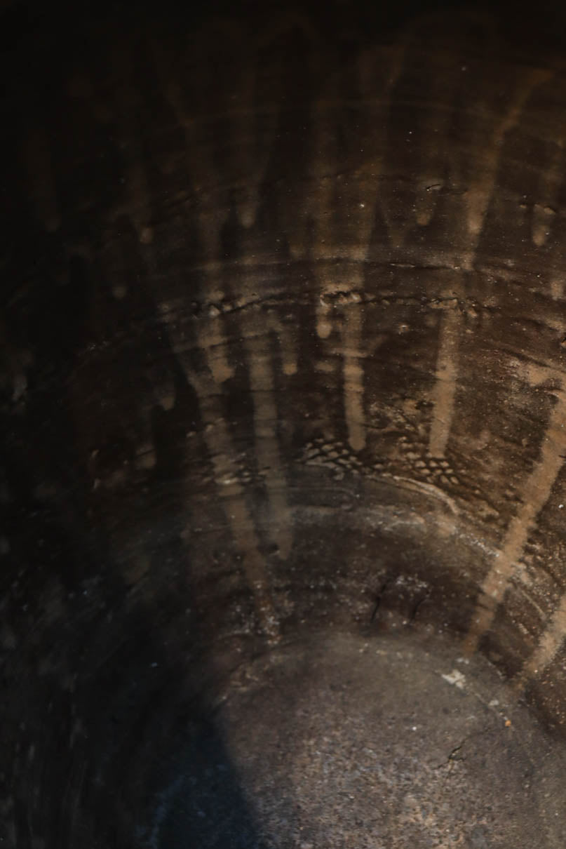 山野草が映えそうな素朴な雰囲気が魅力的な壺　DC8239