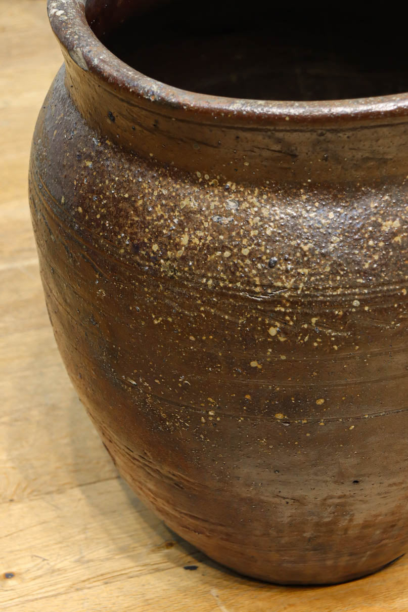 山野草が映えそうな素朴な雰囲気が魅力的な壺　DC8239