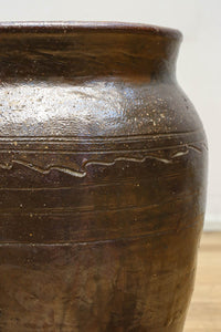 山野草が映えそうな素朴な雰囲気が魅力的な壺　DC8239