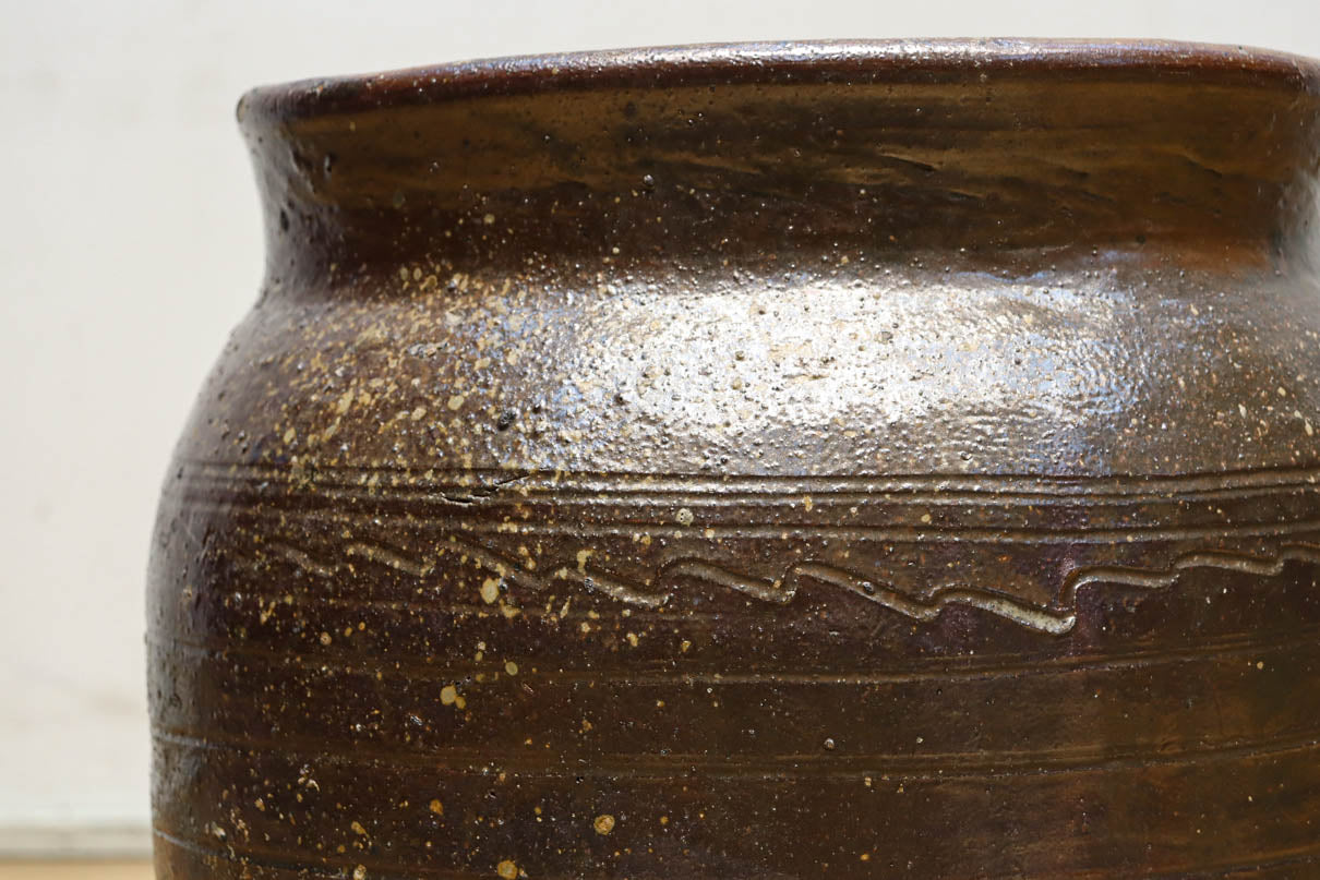 山野草が映えそうな素朴な雰囲気が魅力的な壺　DC8239