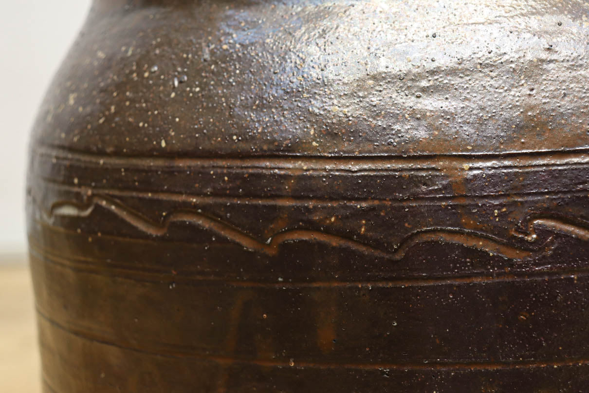 山野草が映えそうな素朴な雰囲気が魅力的な壺　DC8239