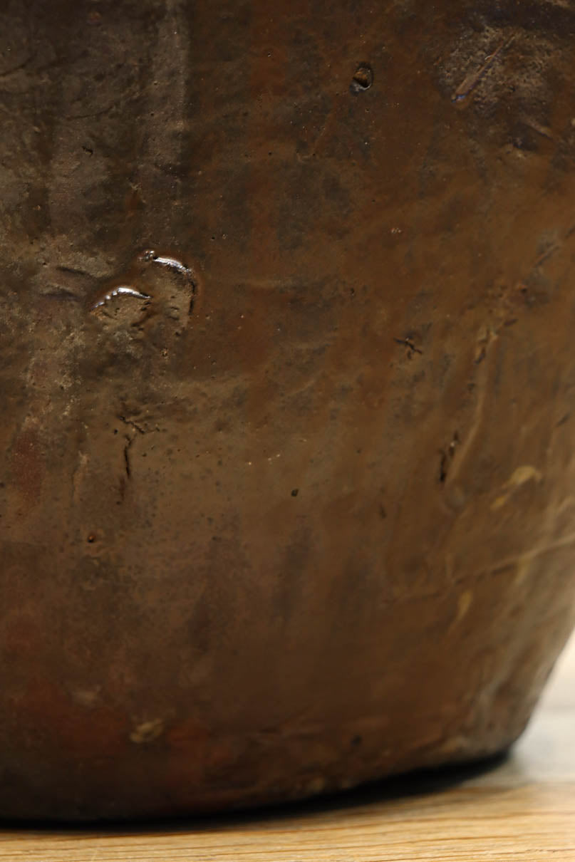 山野草が映えそうな素朴な雰囲気が魅力的な壺　DC8239