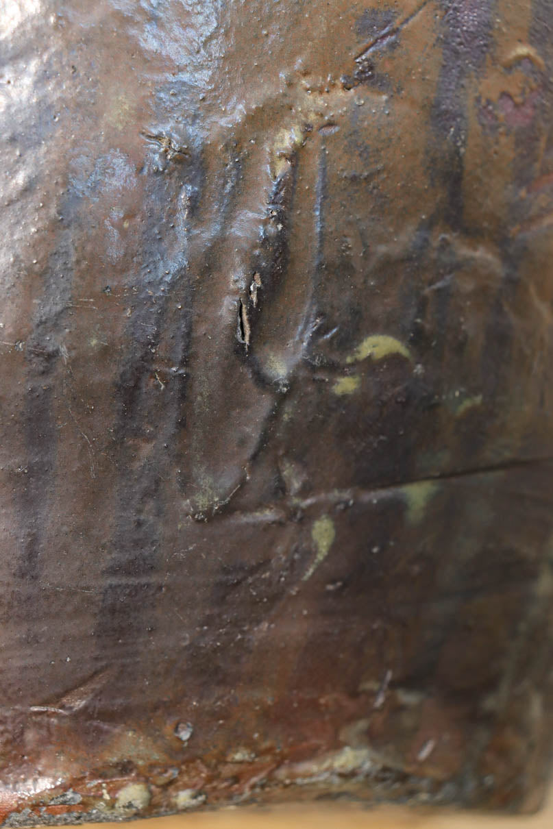 山野草が映えそうな素朴な雰囲気が魅力的な壺　DC8239