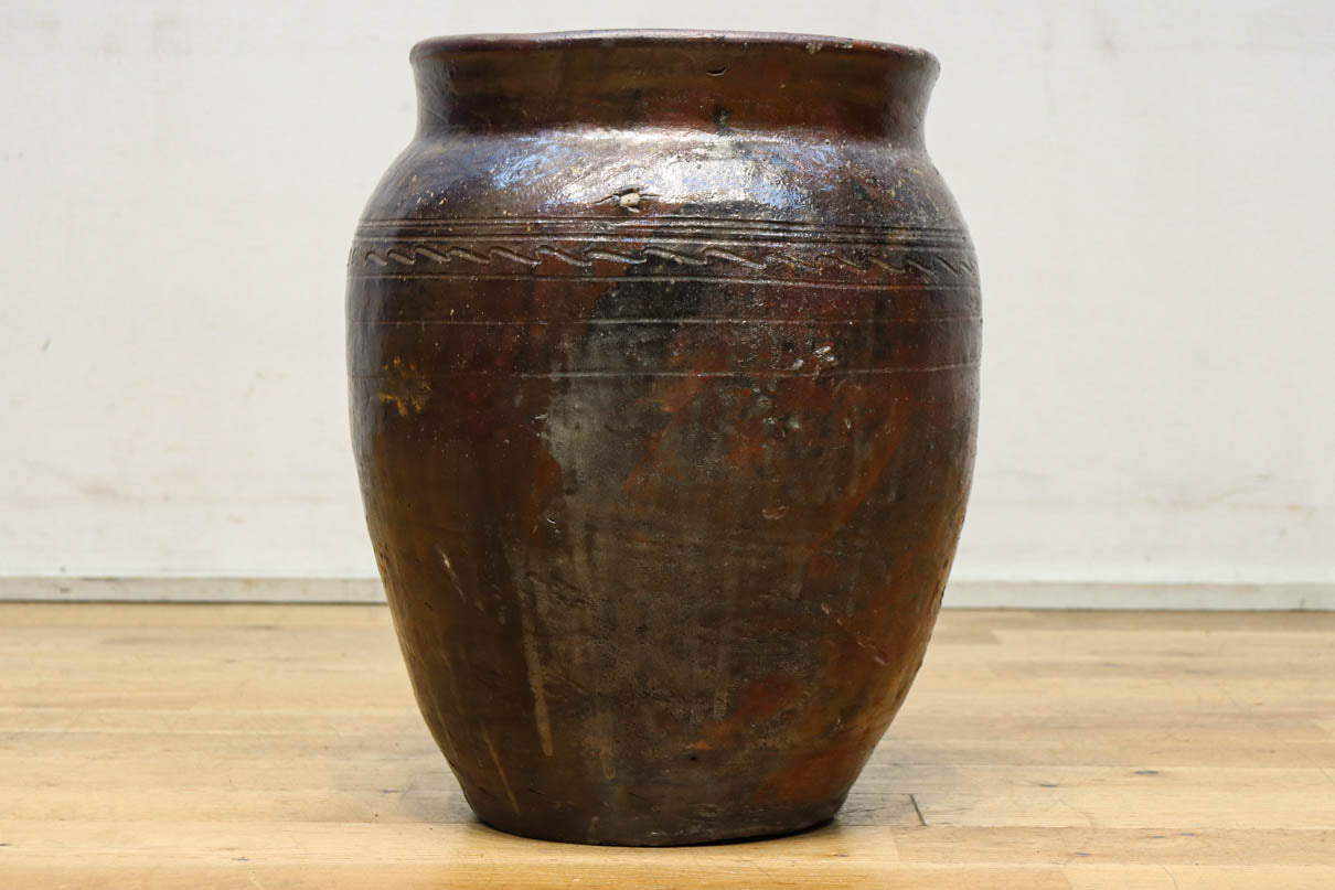 山野草が映えそうな素朴な雰囲気が魅力的な壺　DC8239