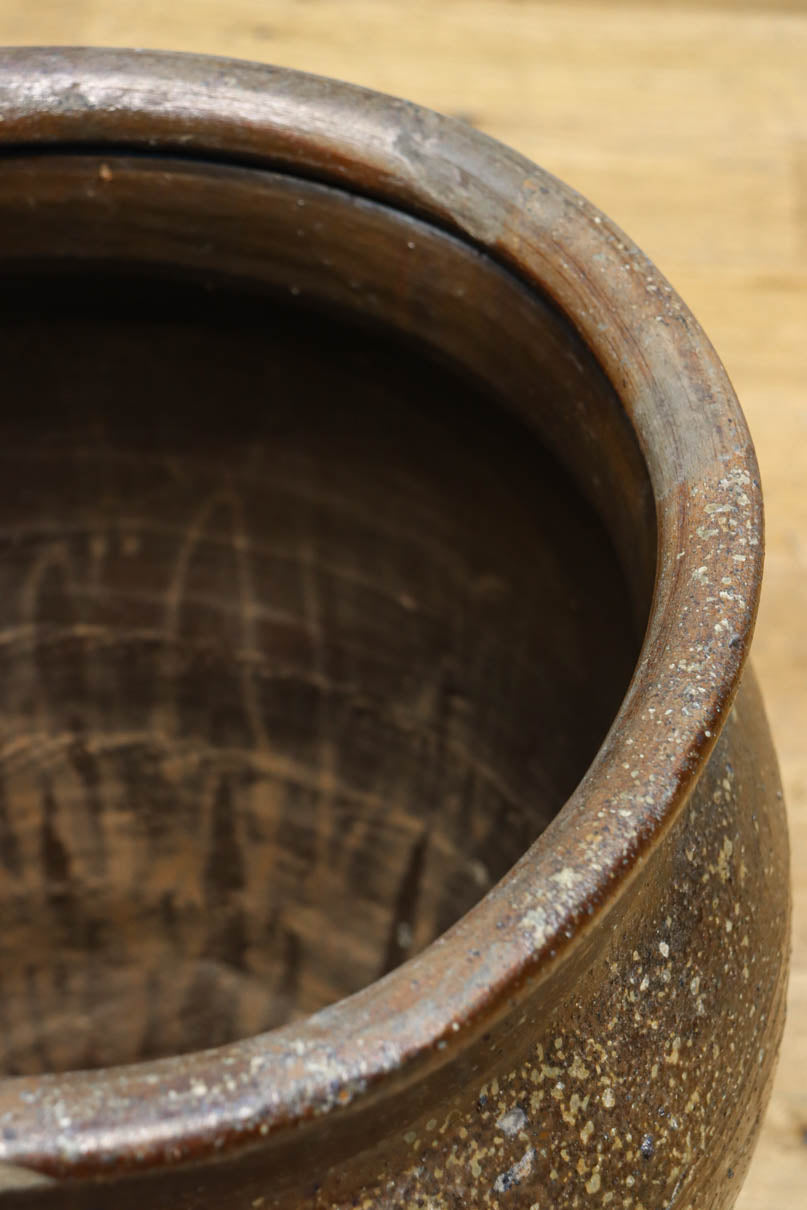 山野草が映えそうな素朴な雰囲気が魅力的な壺　DC8239