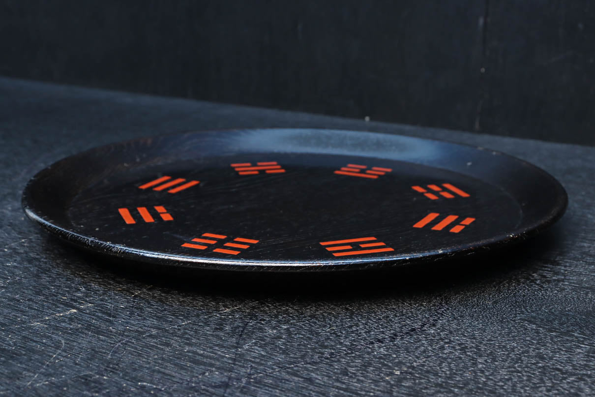 朱柄が映える黒色の丸盆　DC8247