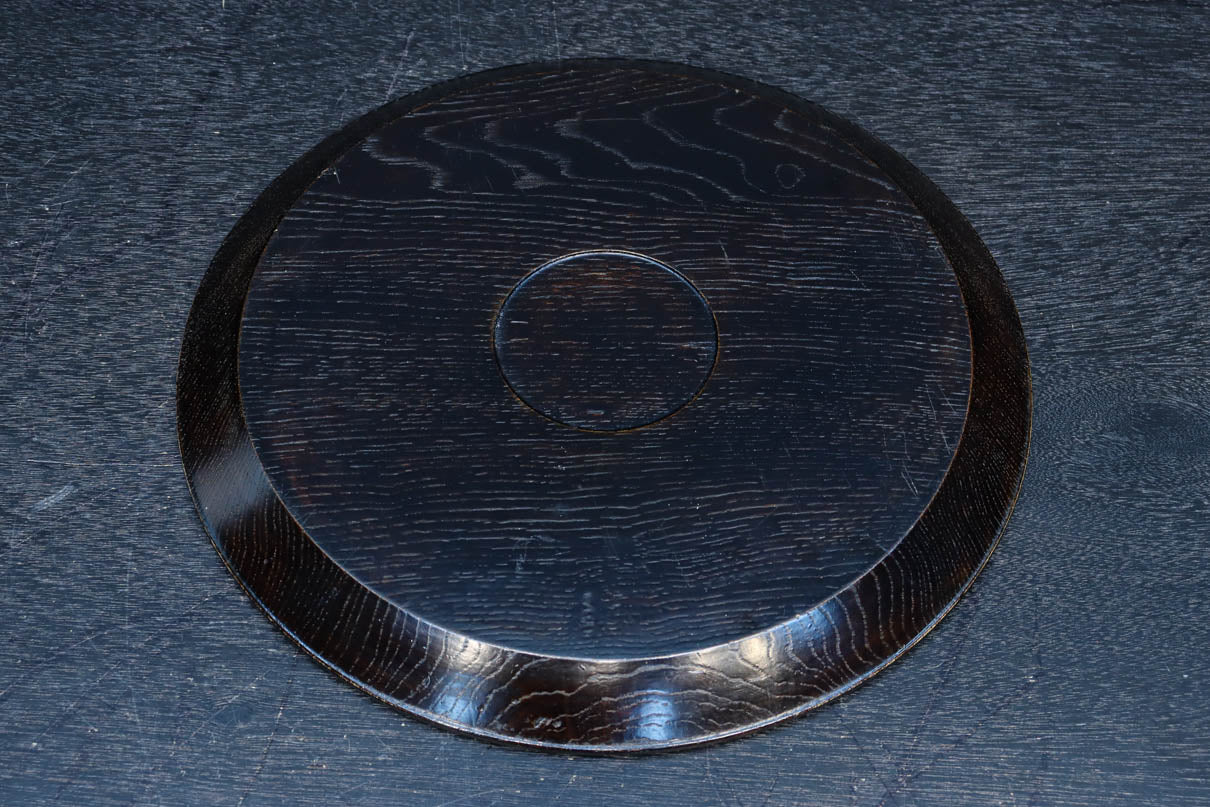 朱柄が映える黒色の丸盆　DC8247