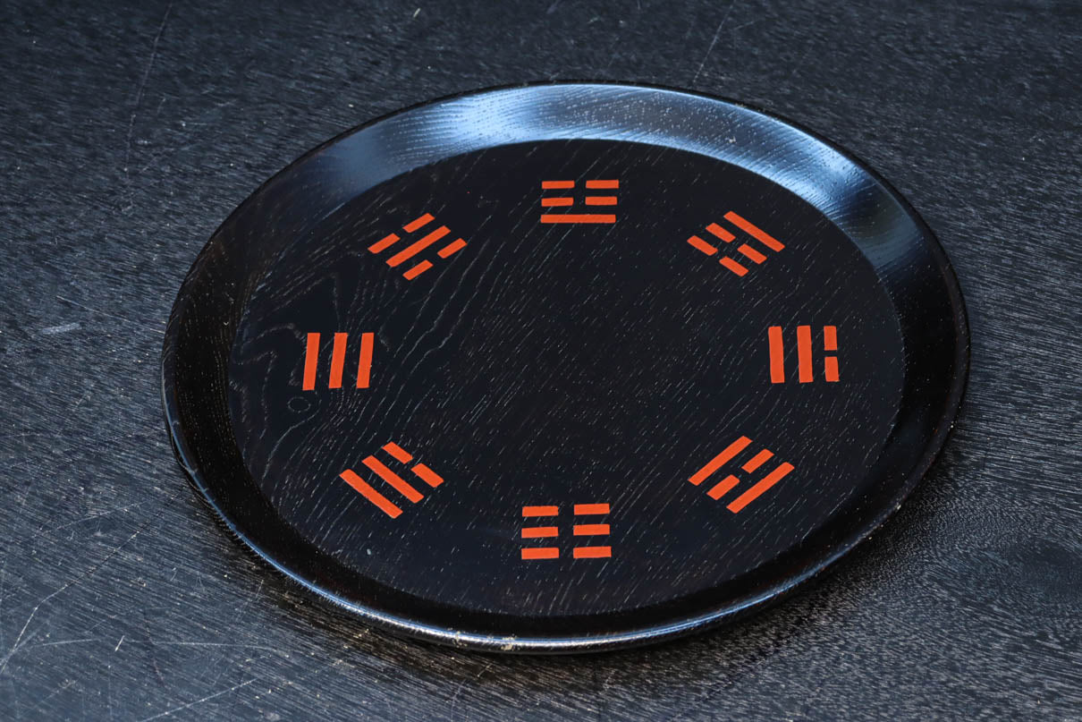 朱柄が映える黒色の丸盆　DC8247