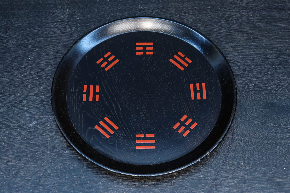 朱柄が映える黒色の丸盆　DC8247