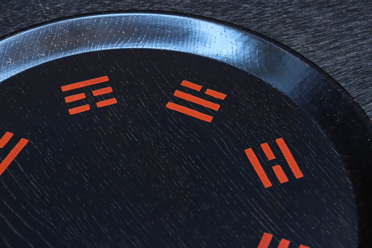 朱柄が映える黒色の丸盆　DC8247