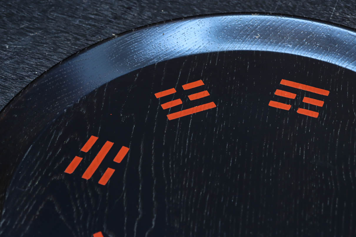 朱柄が映える黒色の丸盆　DC8247