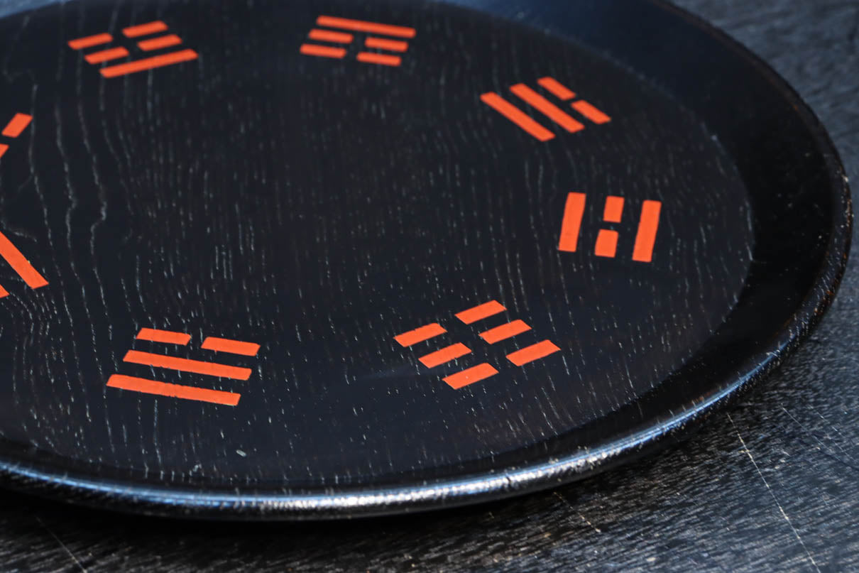 朱柄が映える黒色の丸盆　DC8247