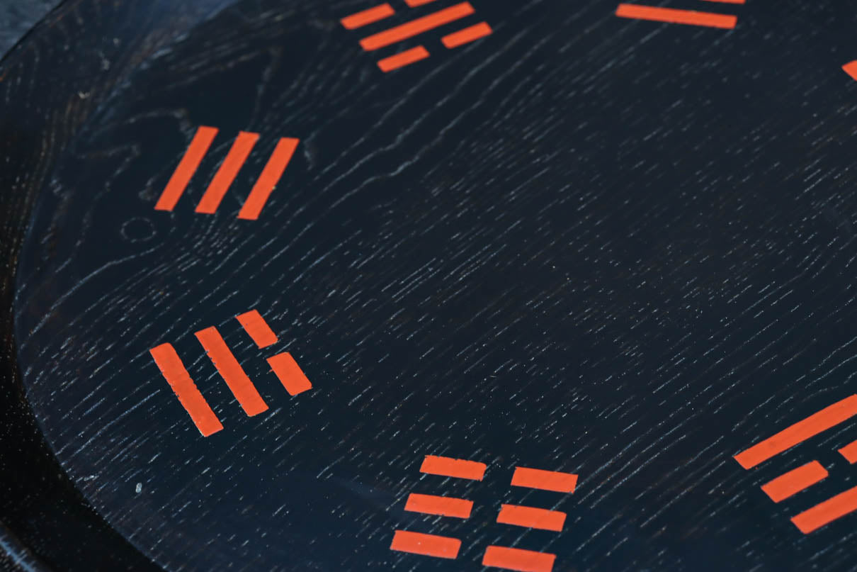 朱柄が映える黒色の丸盆　DC8247