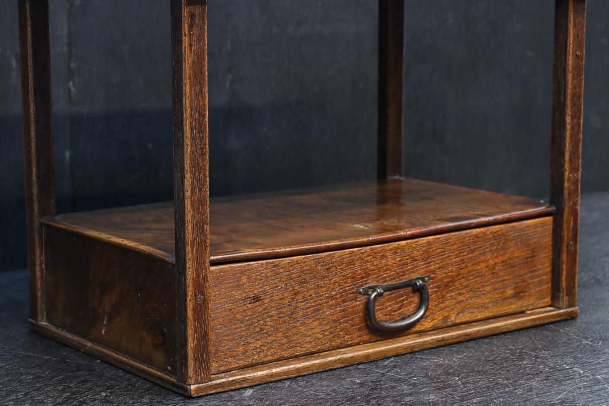 時代を経た味わい深い風合いの置台　DC8251