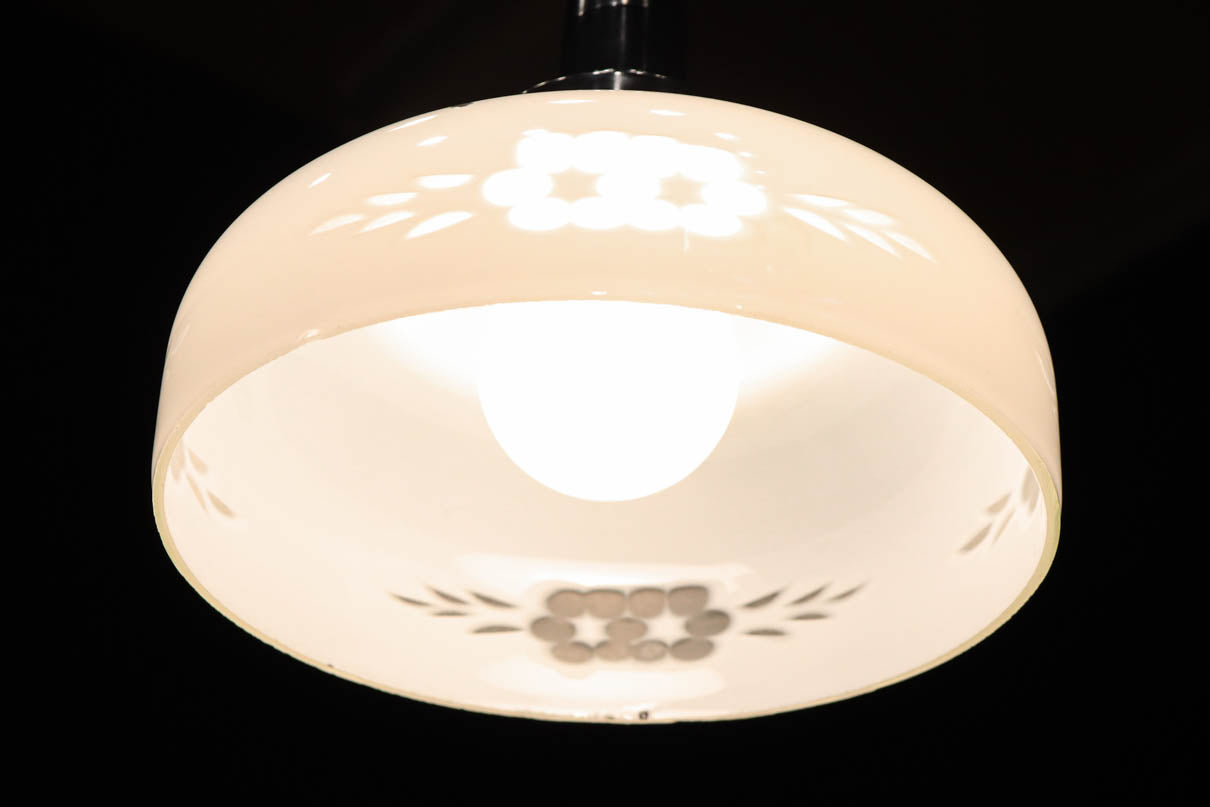 上品な透かし模様が浮かぶ電笠　DC8271