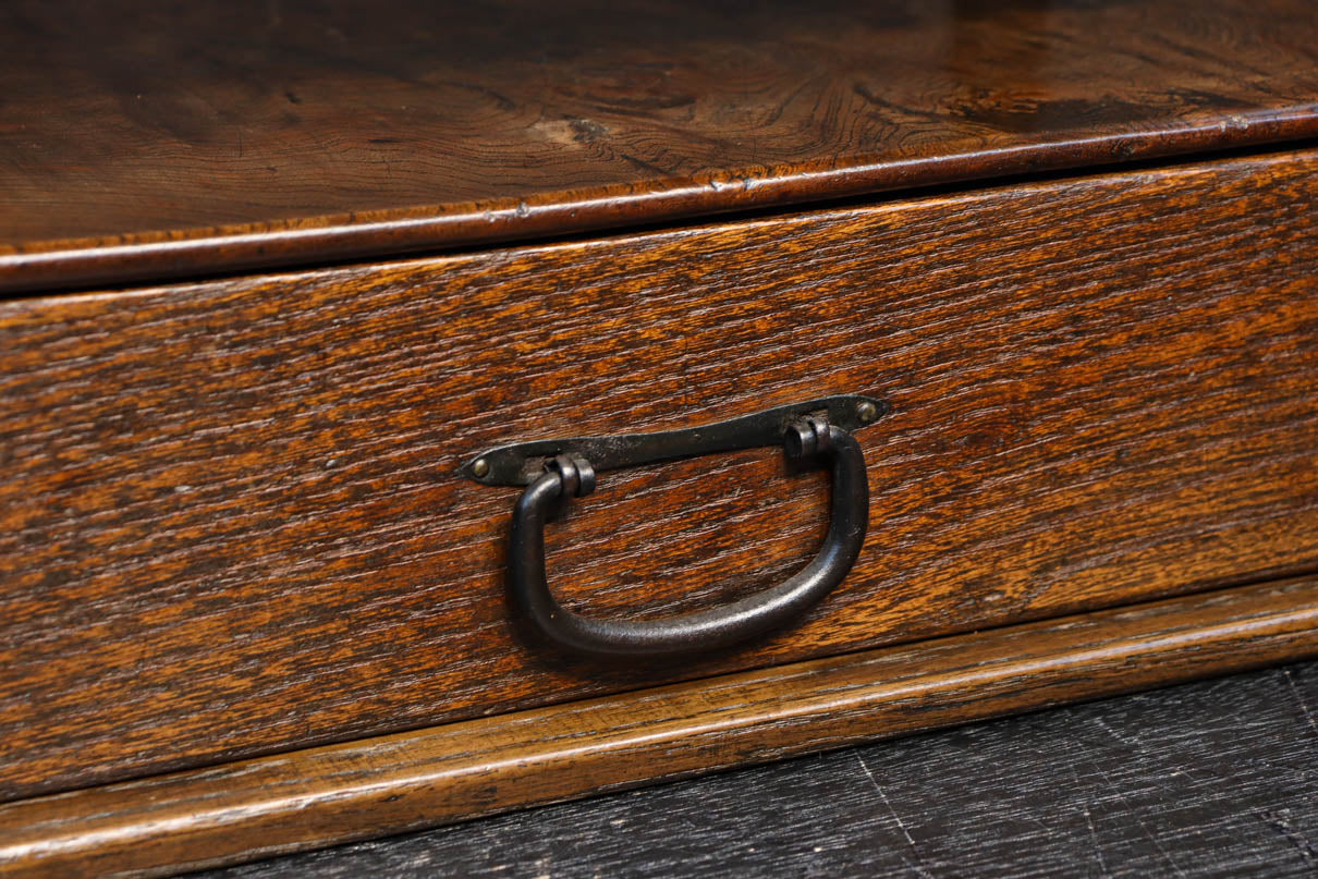 時代を経た味わい深い風合いの置台　DC8251