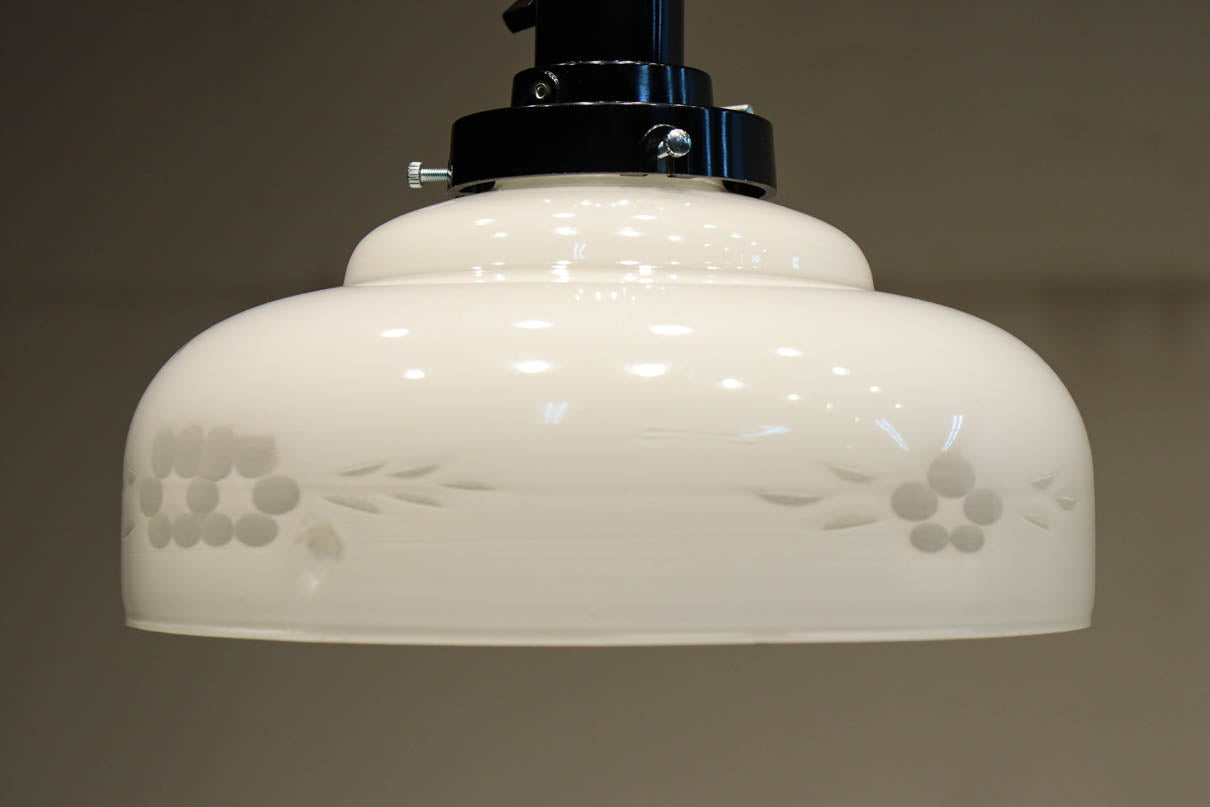 上品な透かし模様が浮かぶ電笠　DC8271