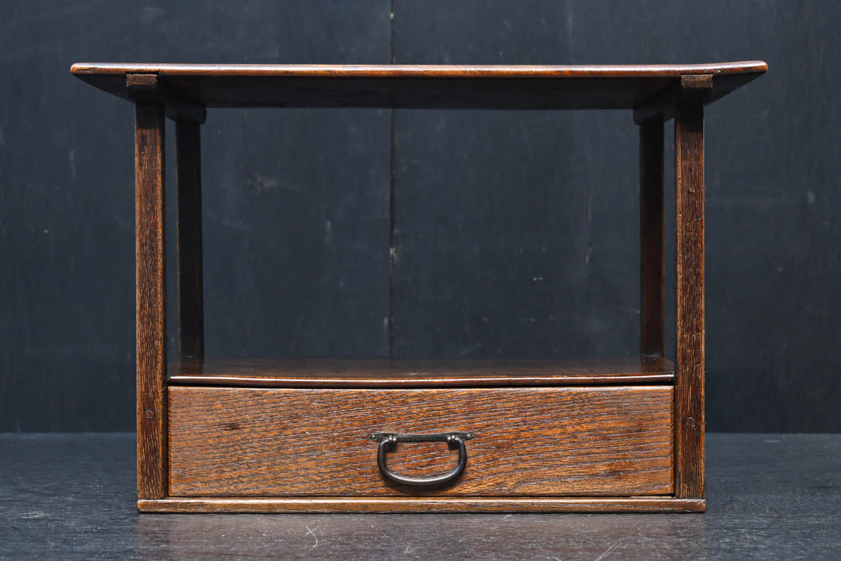 時代を経た味わい深い風合いの置台　DC8251