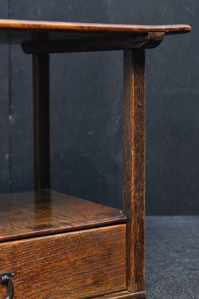 時代を経た味わい深い風合いの置台　DC8251