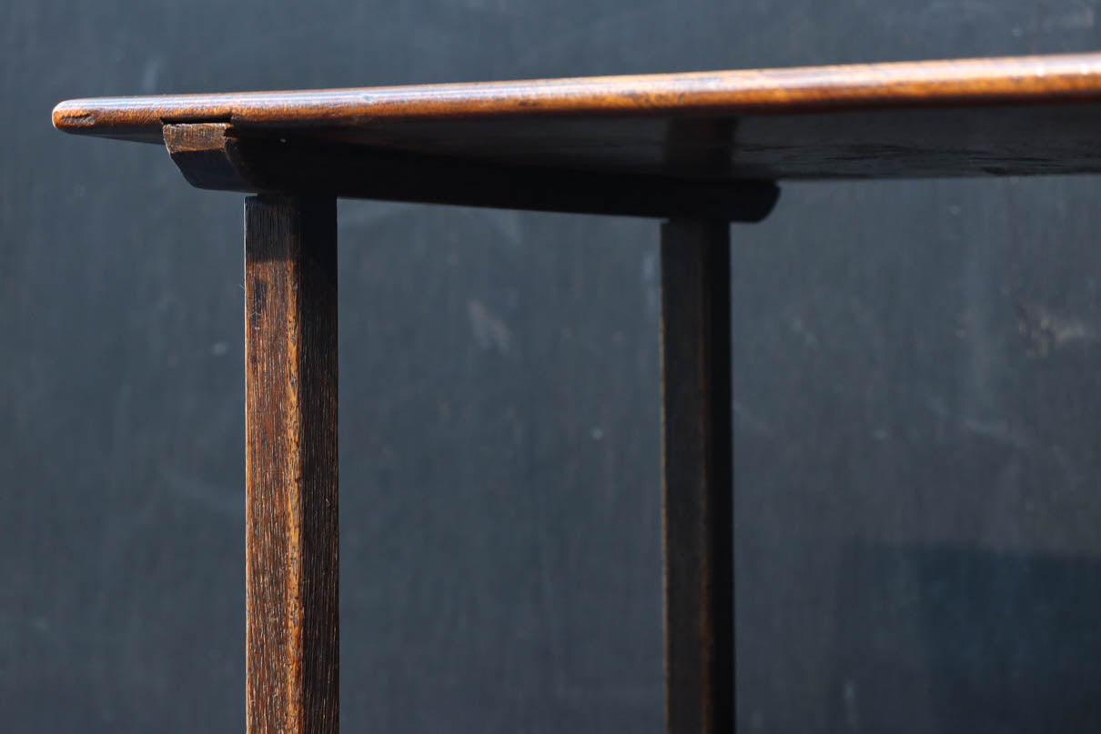 時代を経た味わい深い風合いの置台　DC8251