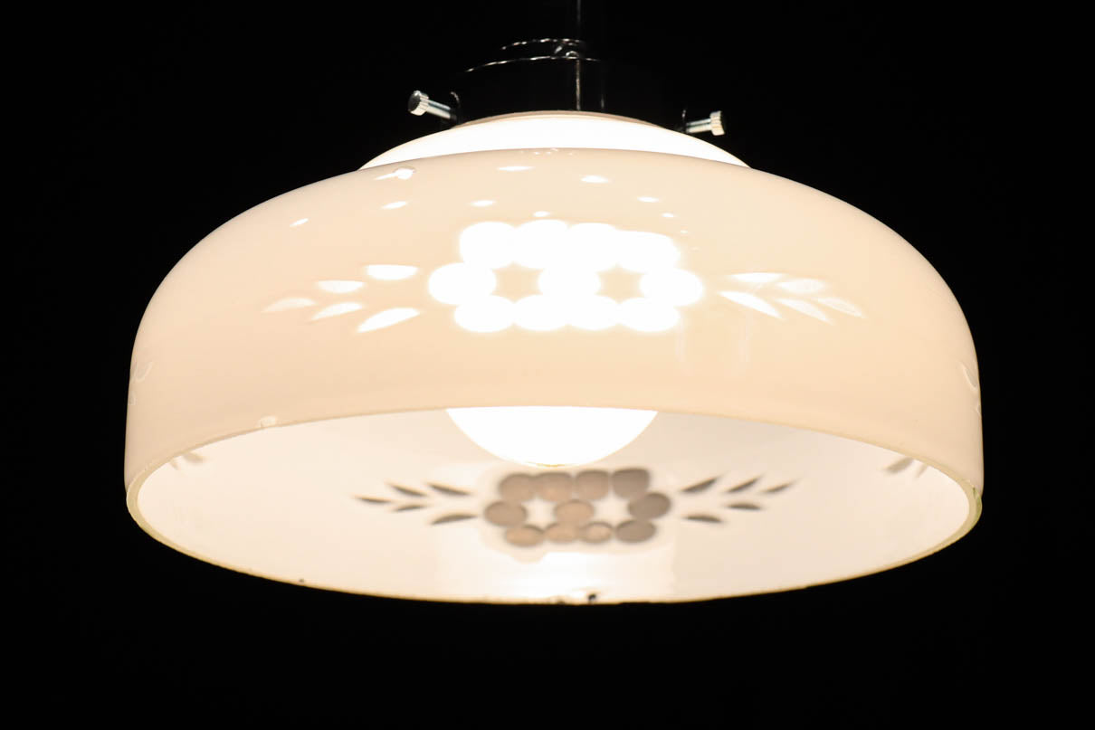 上品な透かし模様が浮かぶ電笠　DC8271