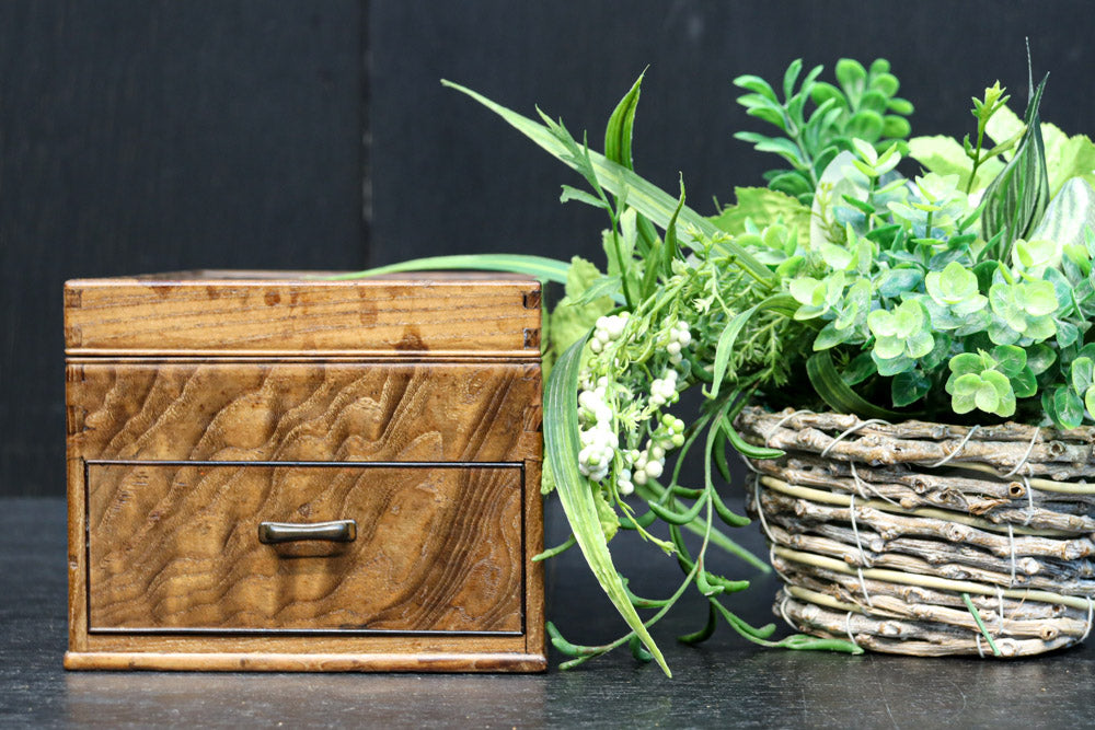 穏やかな流れの杢目で風情溢れる小物入れ　DC8252