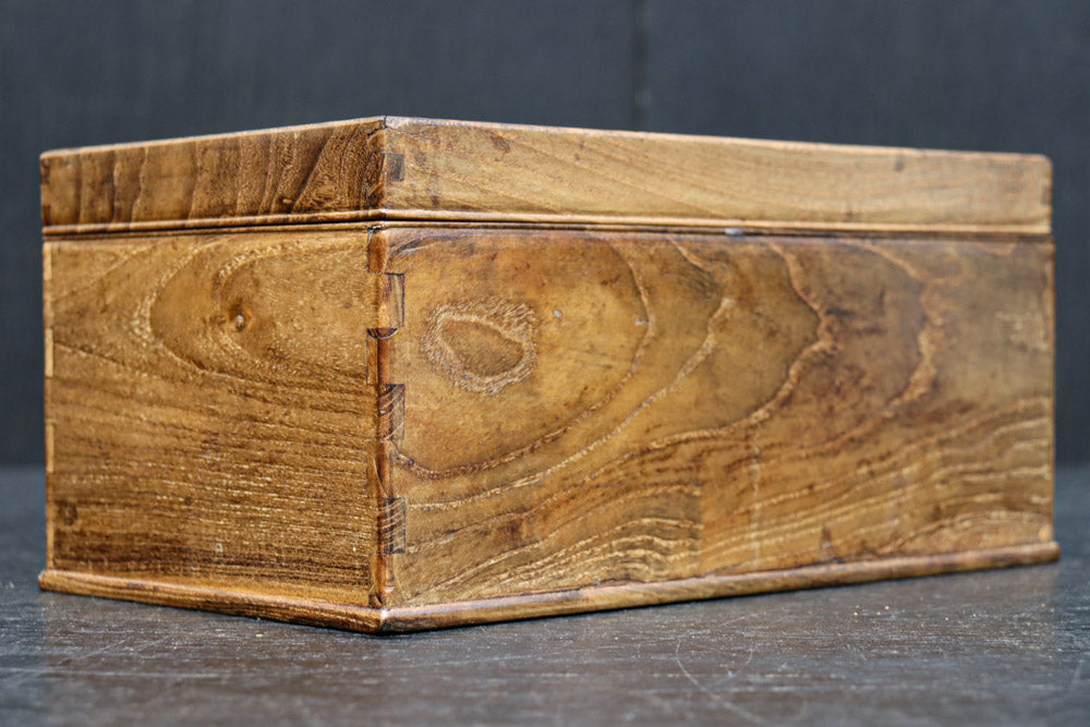 穏やかな流れの杢目で風情溢れる小物入れ　DC8252