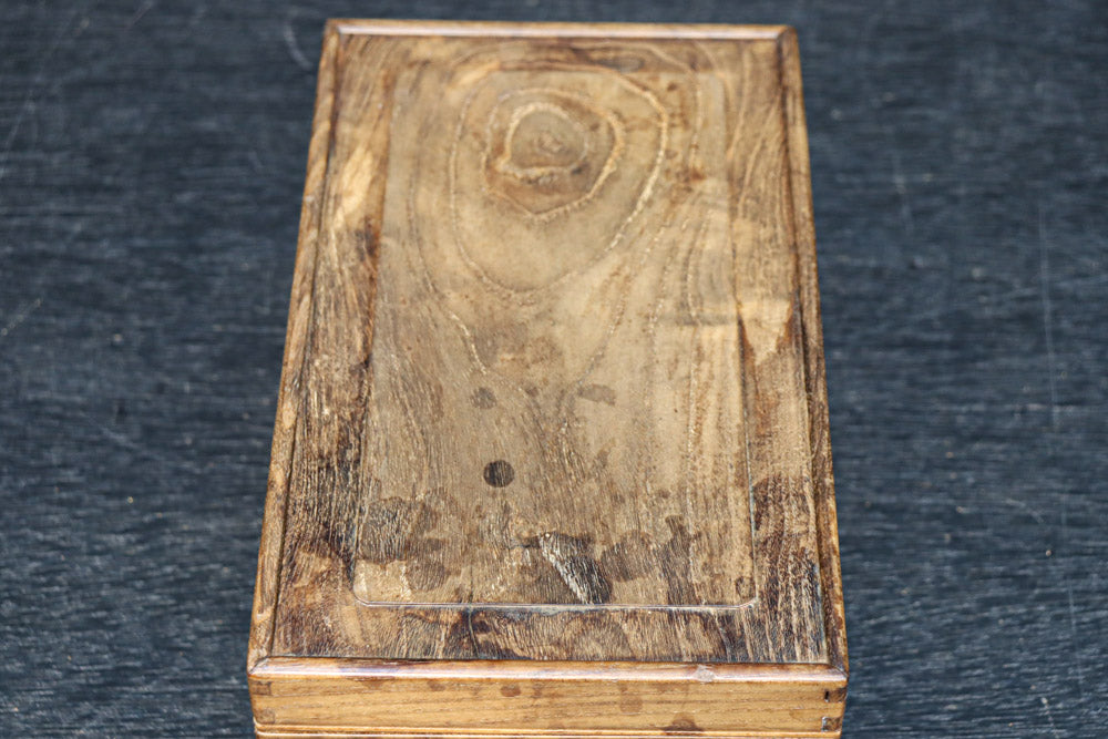 穏やかな流れの杢目で風情溢れる小物入れ　DC8252