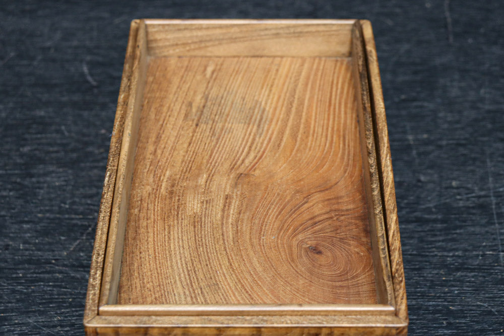 穏やかな流れの杢目で風情溢れる小物入れ　DC8252