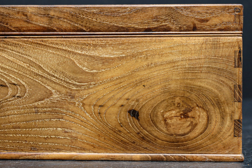 穏やかな流れの杢目で風情溢れる小物入れ　DC8252