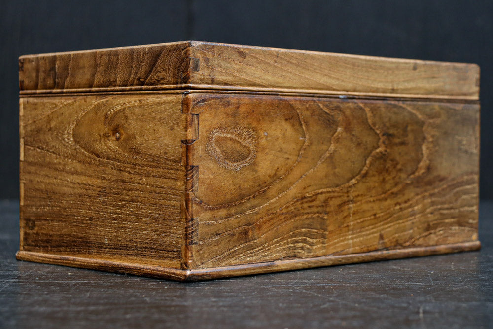 穏やかな流れの杢目で風情溢れる小物入れ　DC8252