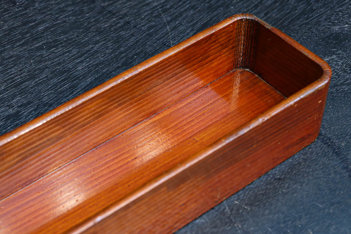 レトロ感のある色彩が温かみのある長方形の小箱　DC8256