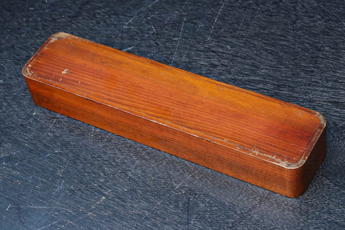 レトロ感のある色彩が温かみのある長方形の小箱　DC8256