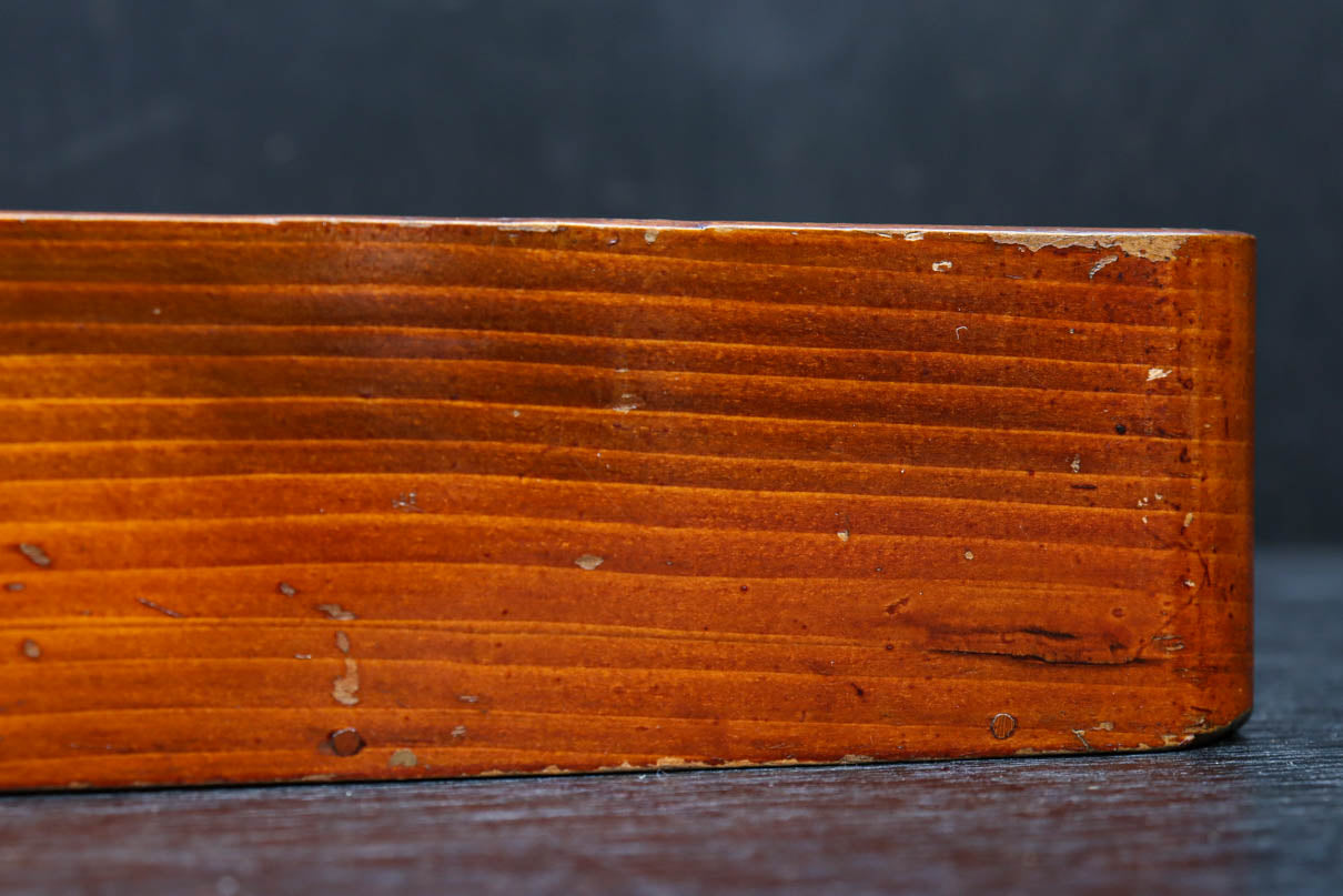 レトロ感のある色彩が温かみのある長方形の小箱　DC8256