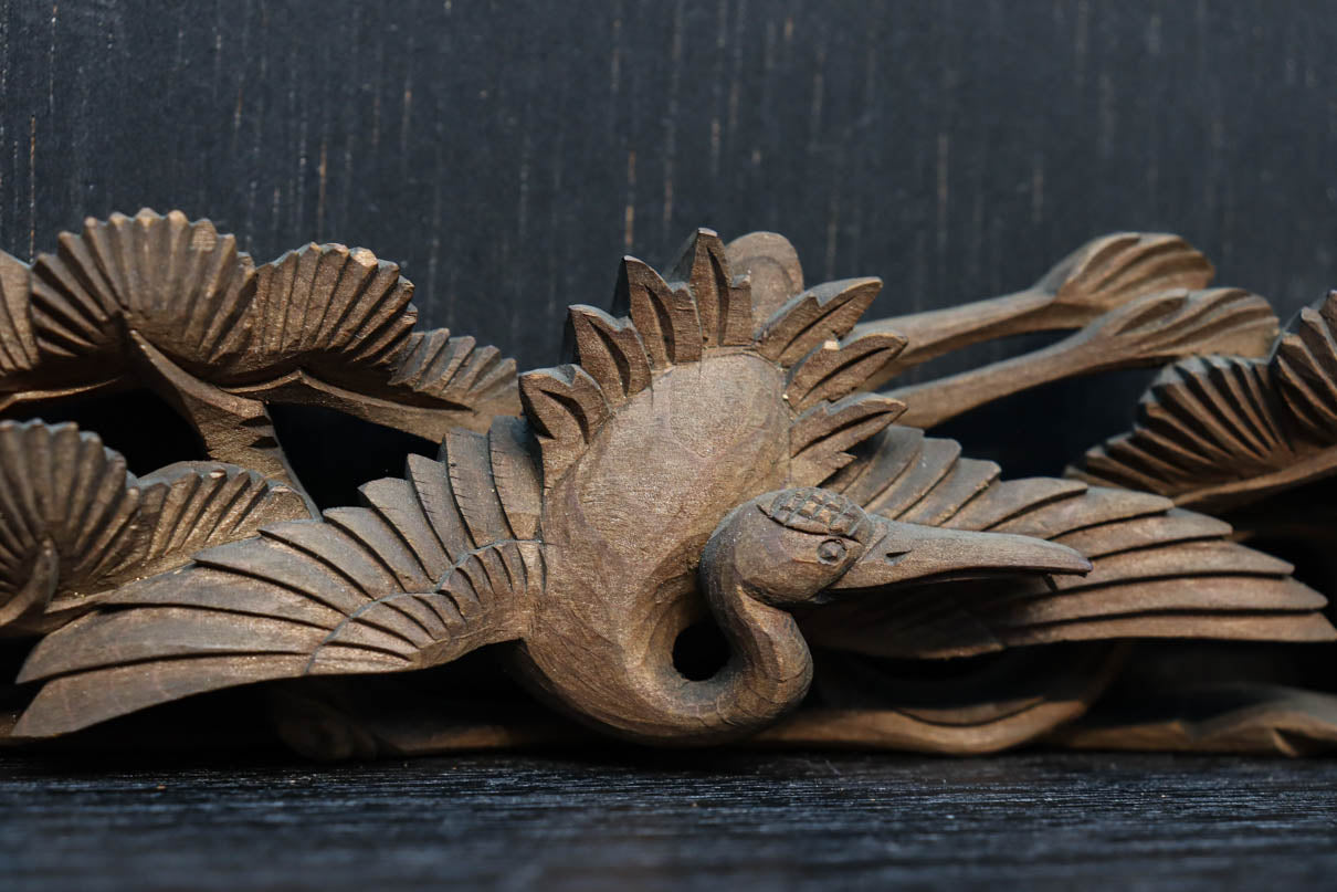 松と鶴の穏やかな風景を描いた小型彫刻飾り DC8259 – 古福庵