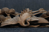 松と鶴の穏やかな風景を描いた小型彫刻飾り　DC8259