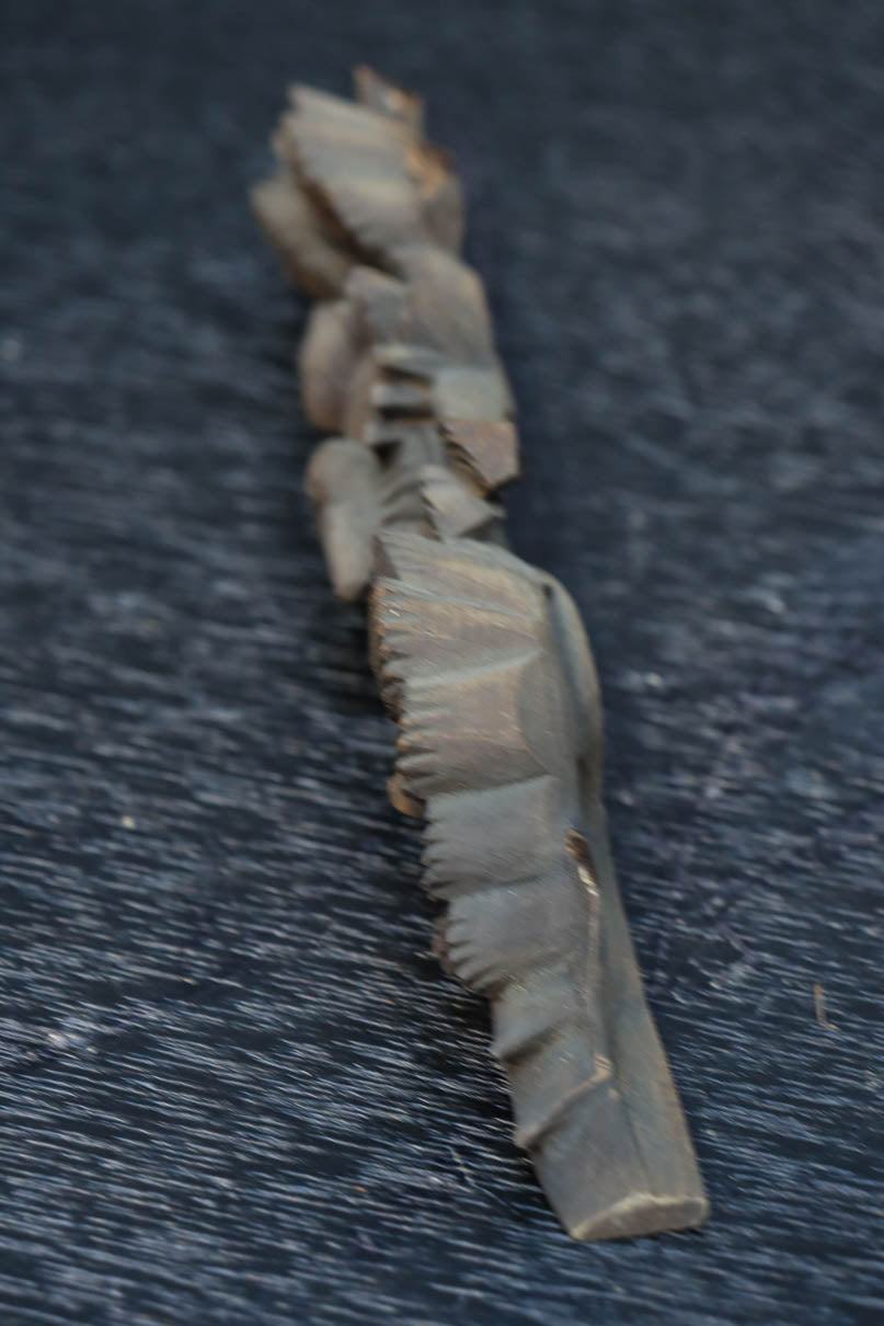 松と鶴の穏やかな風景を描いた小型彫刻飾り　DC8259