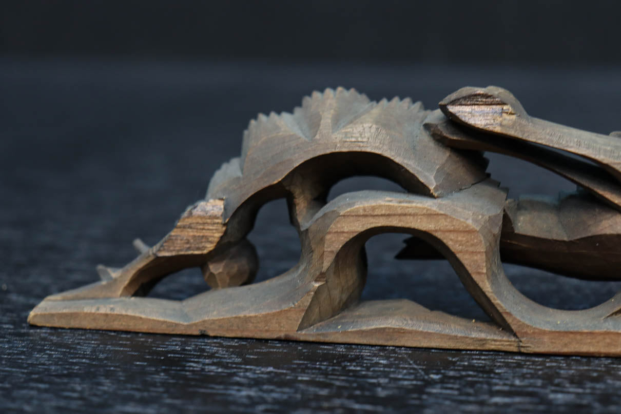 松と鶴の穏やかな風景を描いた小型彫刻飾り　DC8259