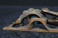 松と鶴の穏やかな風景を描いた小型彫刻飾り　DC8259