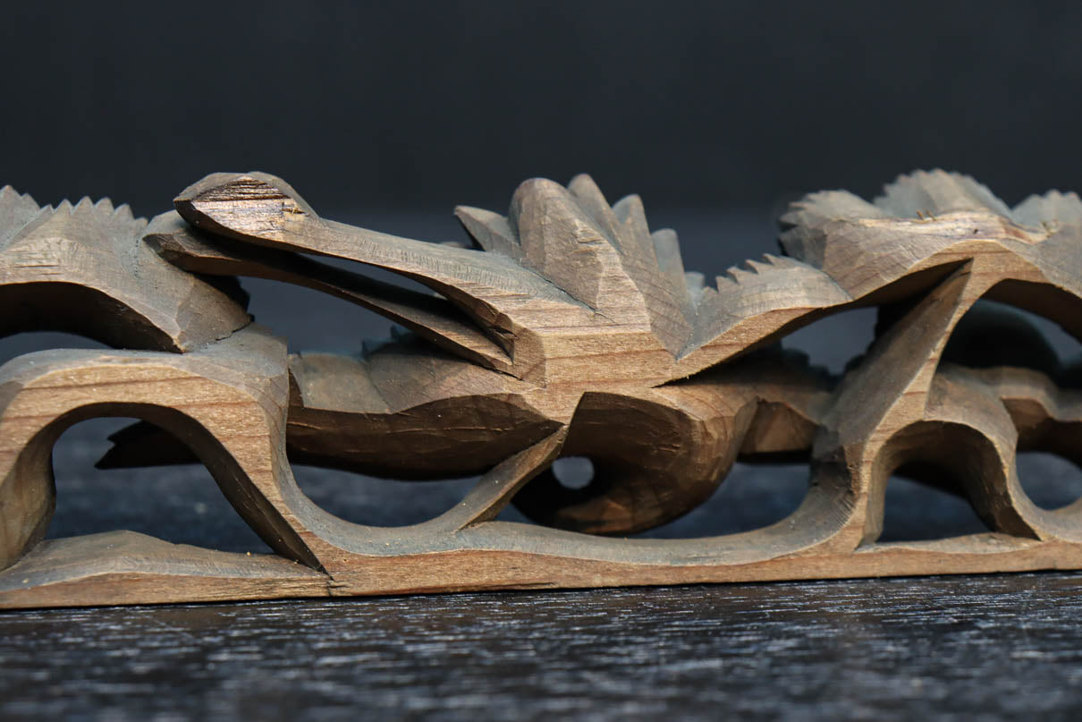 松と鶴の穏やかな風景を描いた小型彫刻飾り　DC8259