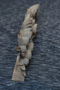 松と鶴の穏やかな風景を描いた小型彫刻飾り　DC8259