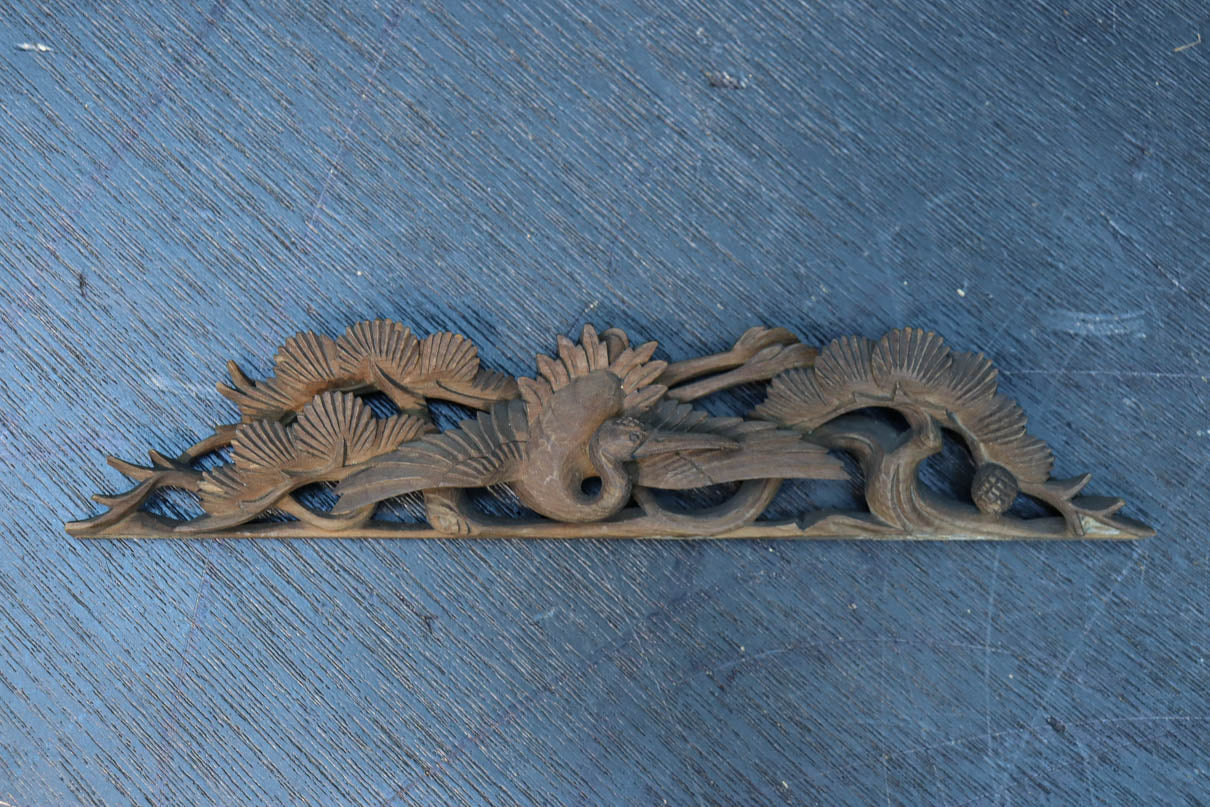 松と鶴の穏やかな風景を描いた小型彫刻飾り DC8259 – 古福庵