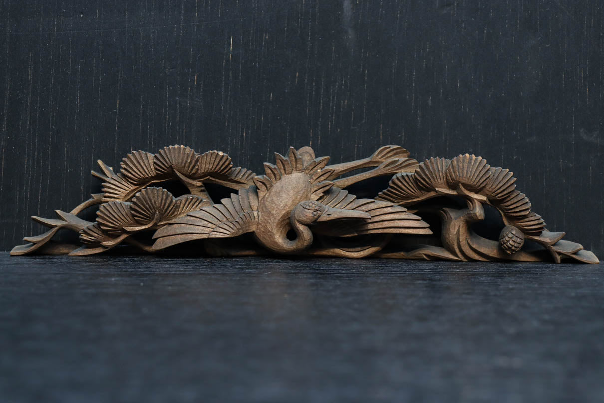 松と鶴の穏やかな風景を描いた小型彫刻飾り　DC8259