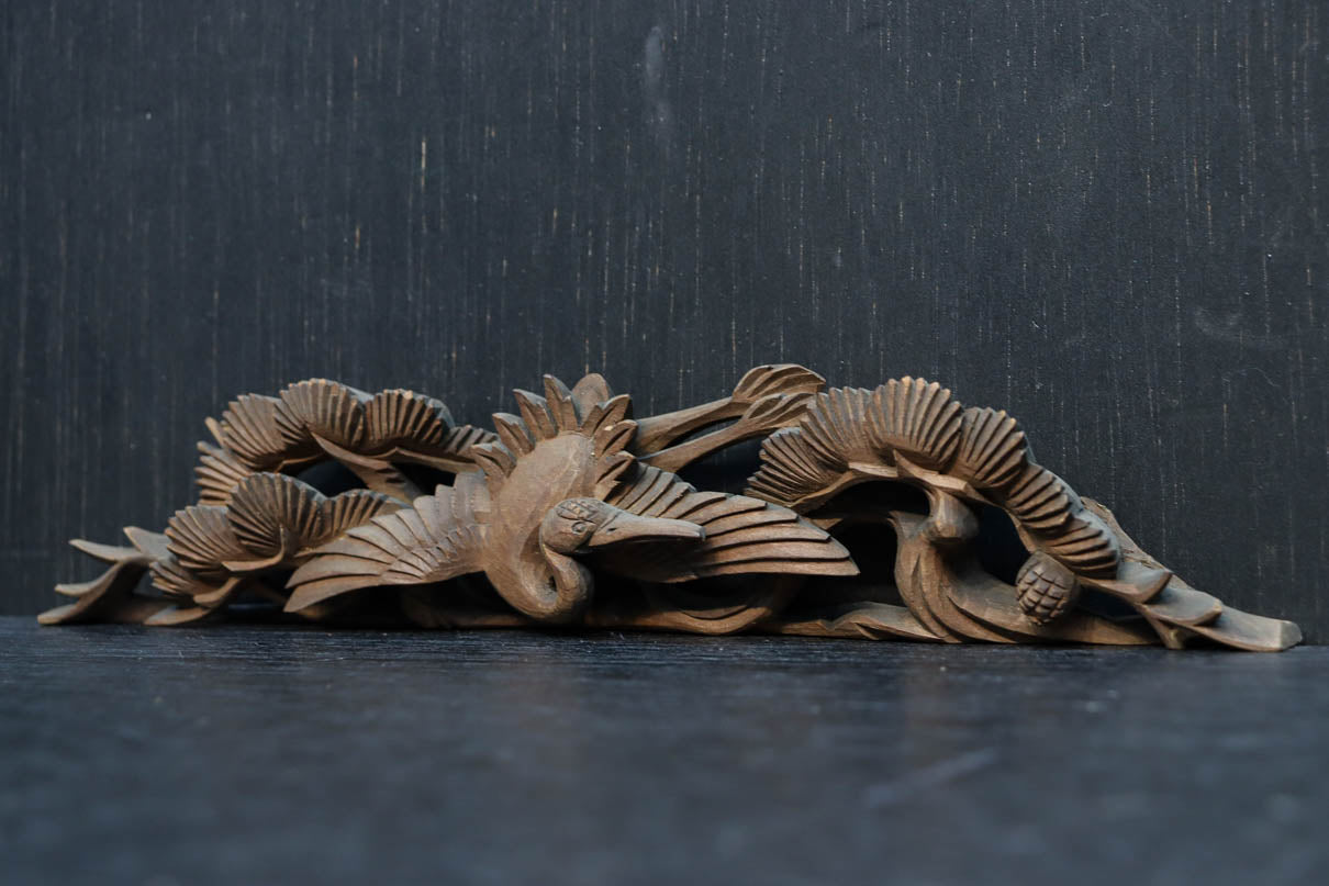 松と鶴の穏やかな風景を描いた小型彫刻飾り　DC8259