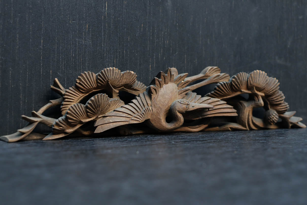 松と鶴の穏やかな風景を描いた小型彫刻飾り　DC8259