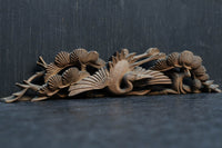 松と鶴の穏やかな風景を描いた小型彫刻飾り　DC8259