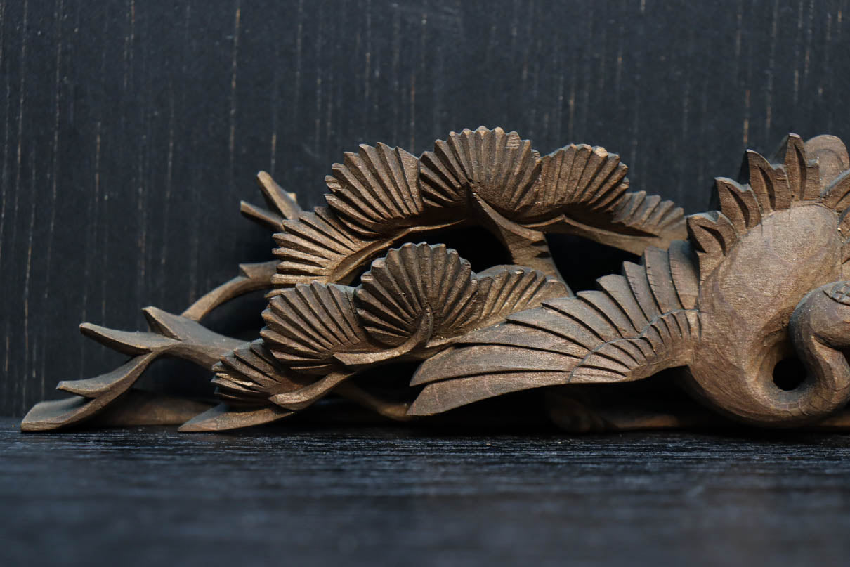 松と鶴の穏やかな風景を描いた小型彫刻飾り　DC8259