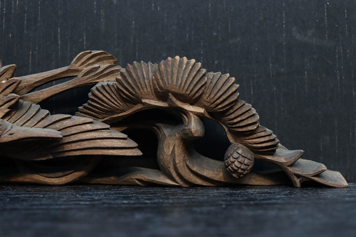 松と鶴の穏やかな風景を描いた小型彫刻飾り　DC8259