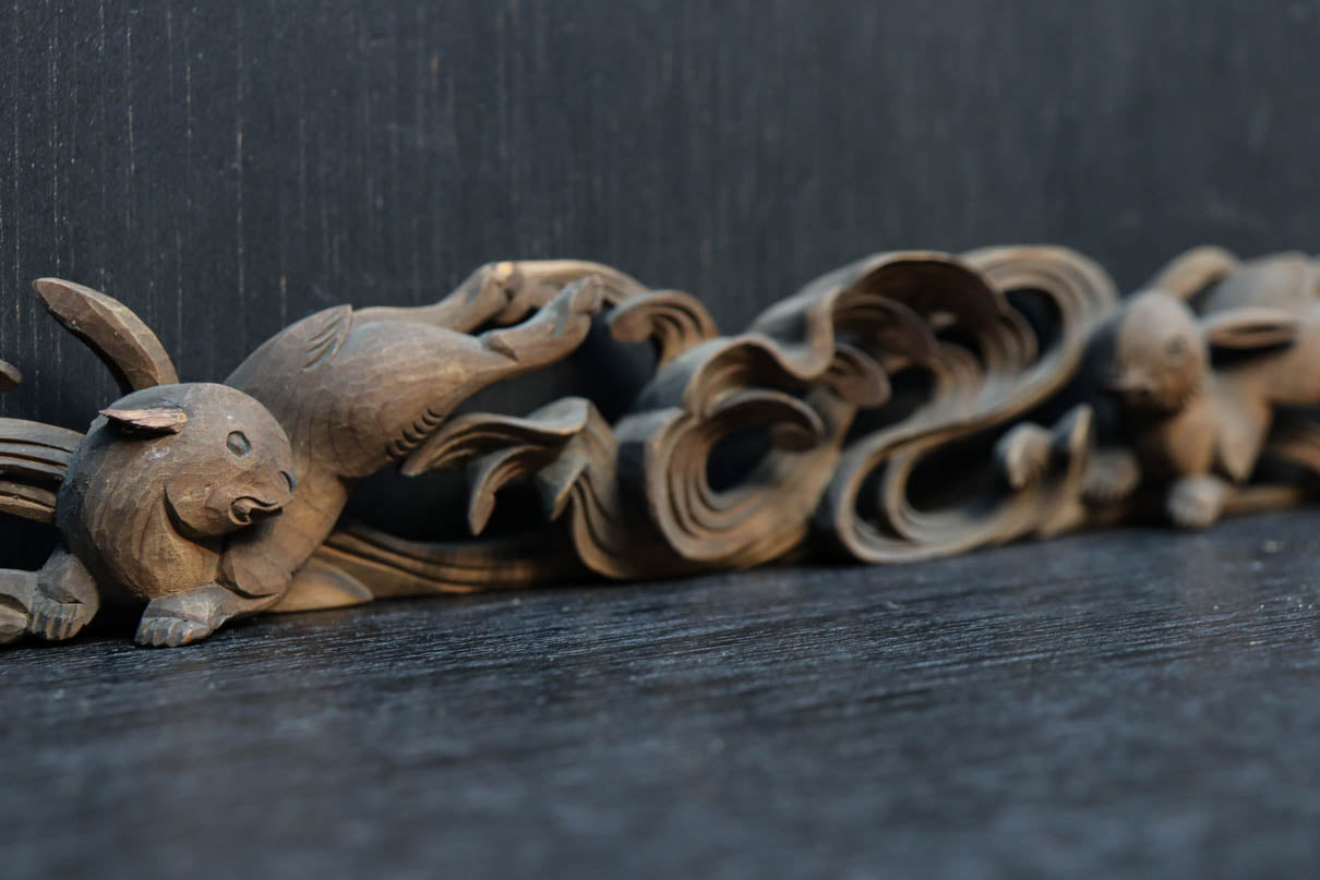 稀少！！可愛らしい波兎(なみうさぎ)の彫刻飾り　DC8260a